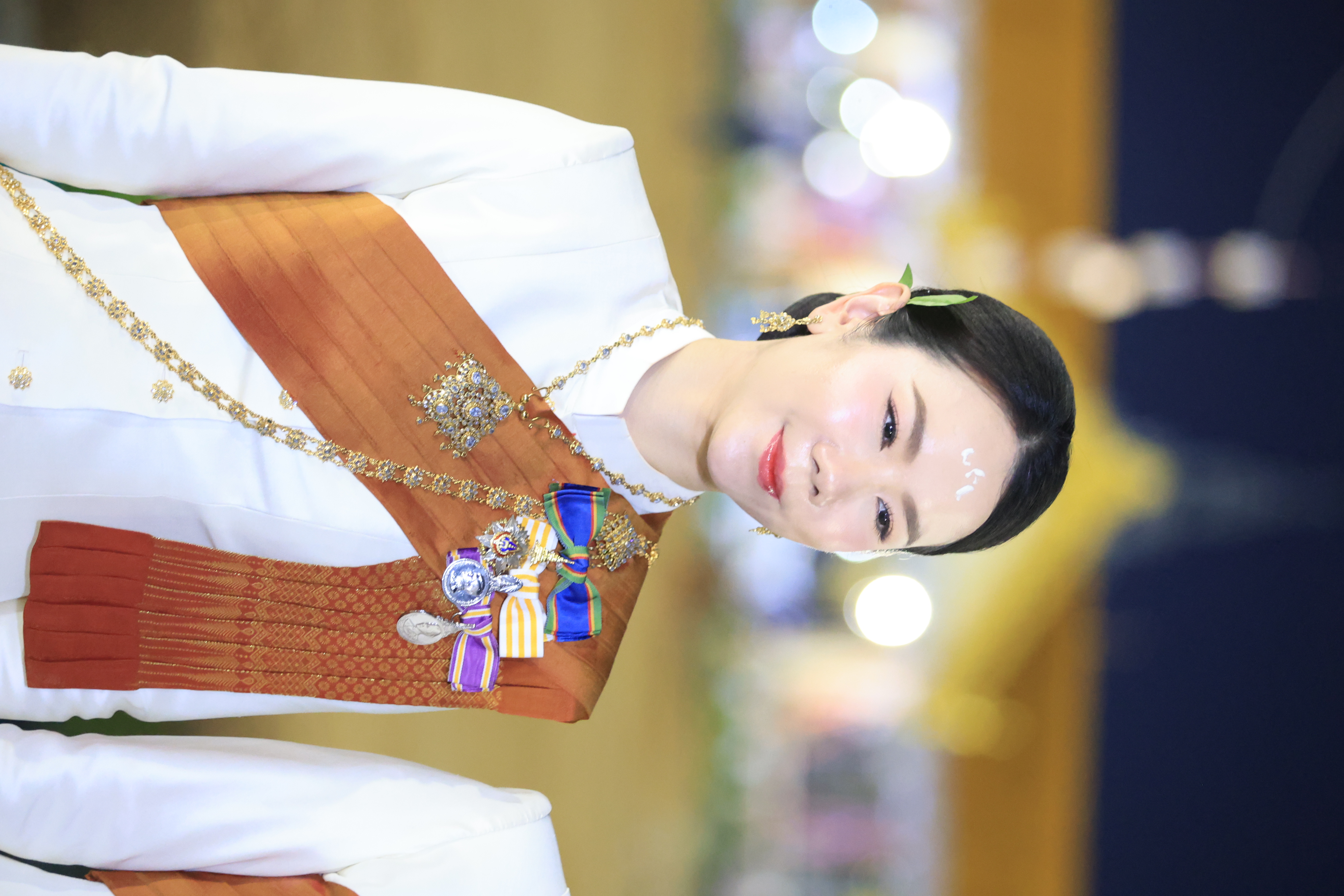title - ปลัดเกษตรฯ ผู้ทำหน้าที่พระยาแรกนา พร้อมด้วยเทพีคู่หาบทองและเทพีคู่หาบเงิน ทำพิธีล้างมือพระยาแรกนา และเจิมหน้าพระโค